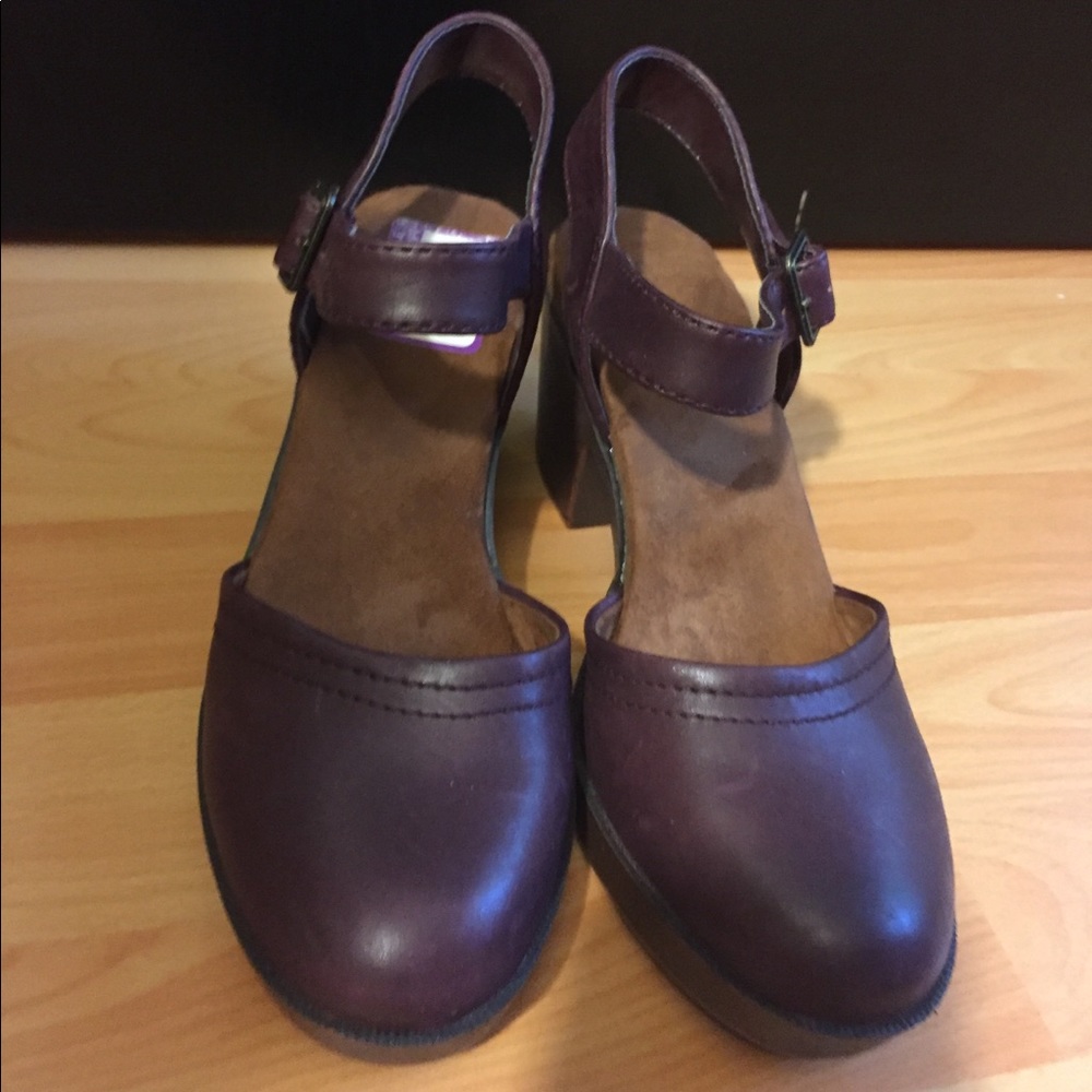 Easy Spirit sandals size 7 burgundy.